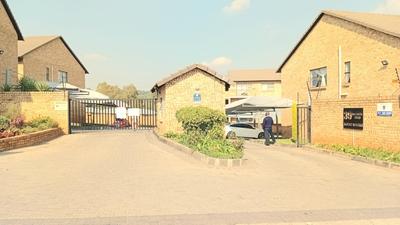 Townhouse For Rent in Corlett Gardens, Johannesburg