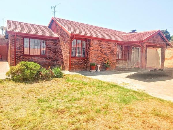 House For Sale in Alexandra East Bank, Sandton