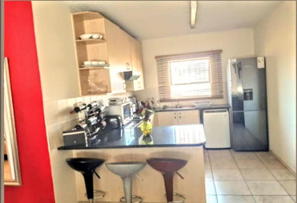 Apartment / Flat For Rent in Corlett Gardens, Johannesburg